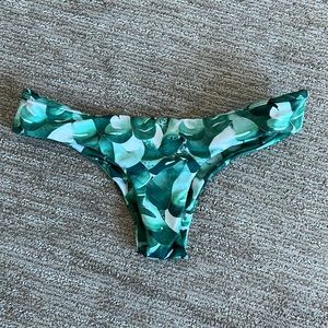 Midori bikini bottoms. Quick dry fabric. Cheeky. Scrunched.